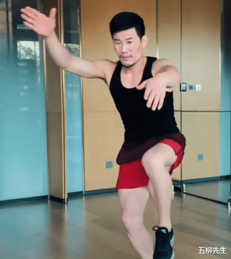 叶问|厉害了!嘎子哥挑战后空翻叶问蹲毫无压力,自嘲:练好功夫好偷狗