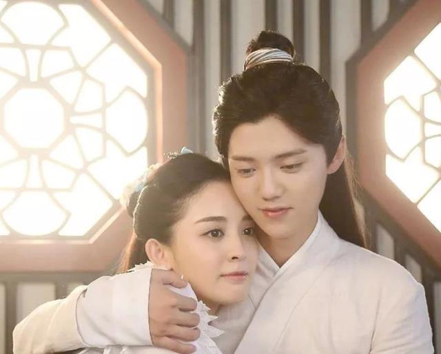 李小冉|李小冉靳东片场甜蜜共舞!穿深V裙皮肤超白,被搂进怀里气氛暧昧