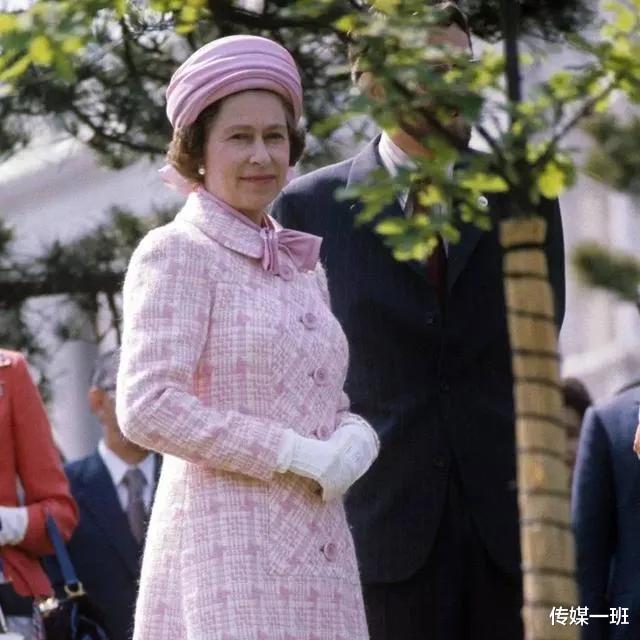 英国女王临终前细节:儿女守病榻前送别,她的手呈黑青色让人心疼