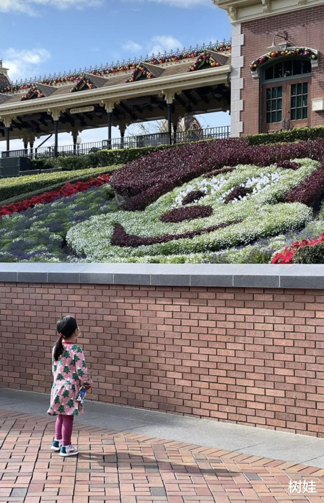 谢婷婷|谢婷婷低调回香港探亲，母女游玩迪士尼，3岁女儿初到香港很开心