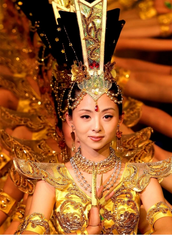 邰丽华|两次拒绝富商,27岁下嫁理工男,“千手观音”邰丽华找到幸福了吗