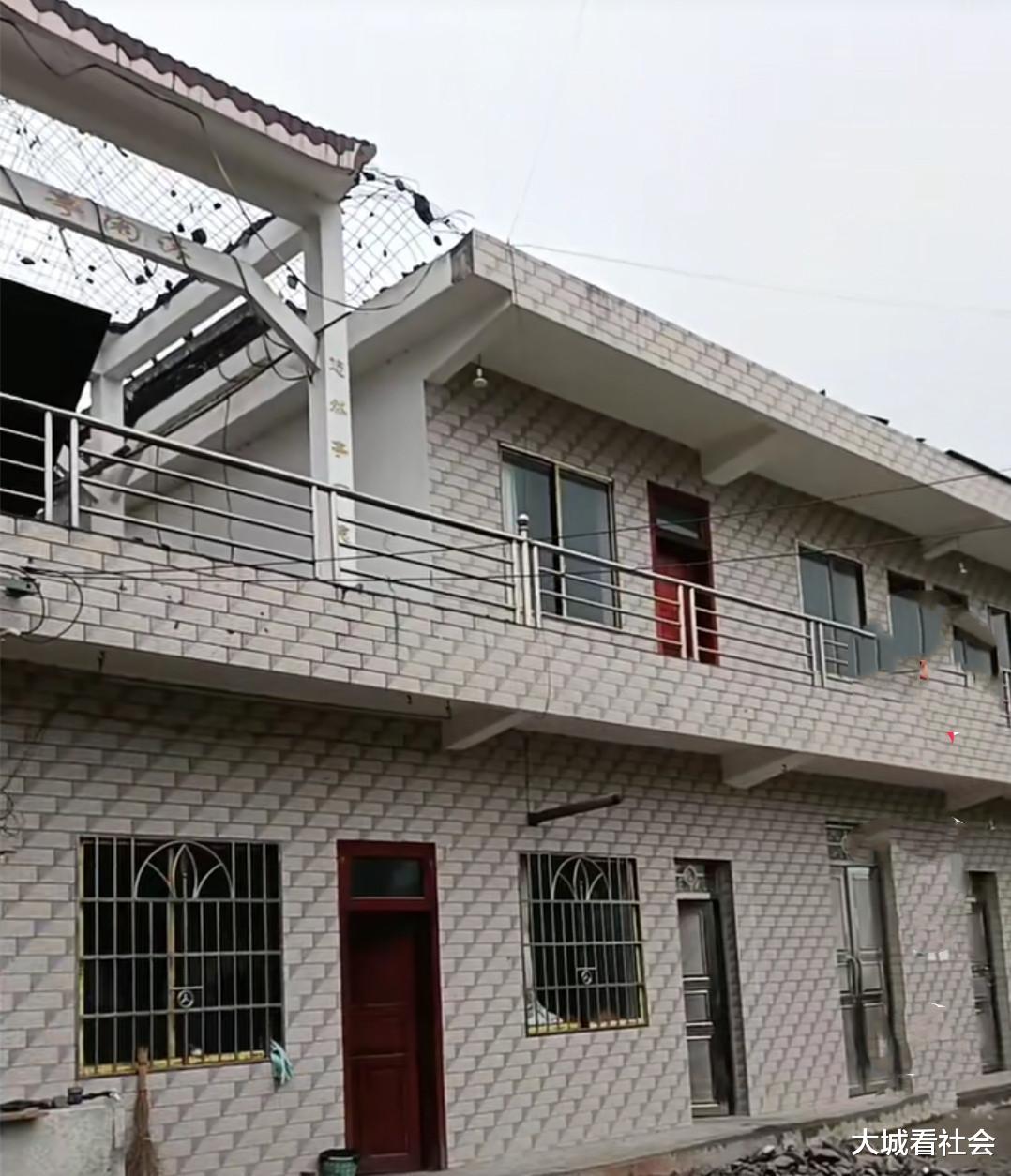 四川一男子花几万建翘角亭,三天两头跟村民吵架,只能心疼拆除掉
