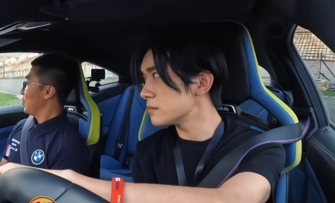 易烊千玺|易烊千玺近照被曝光,长头发,更添成熟稳重气质