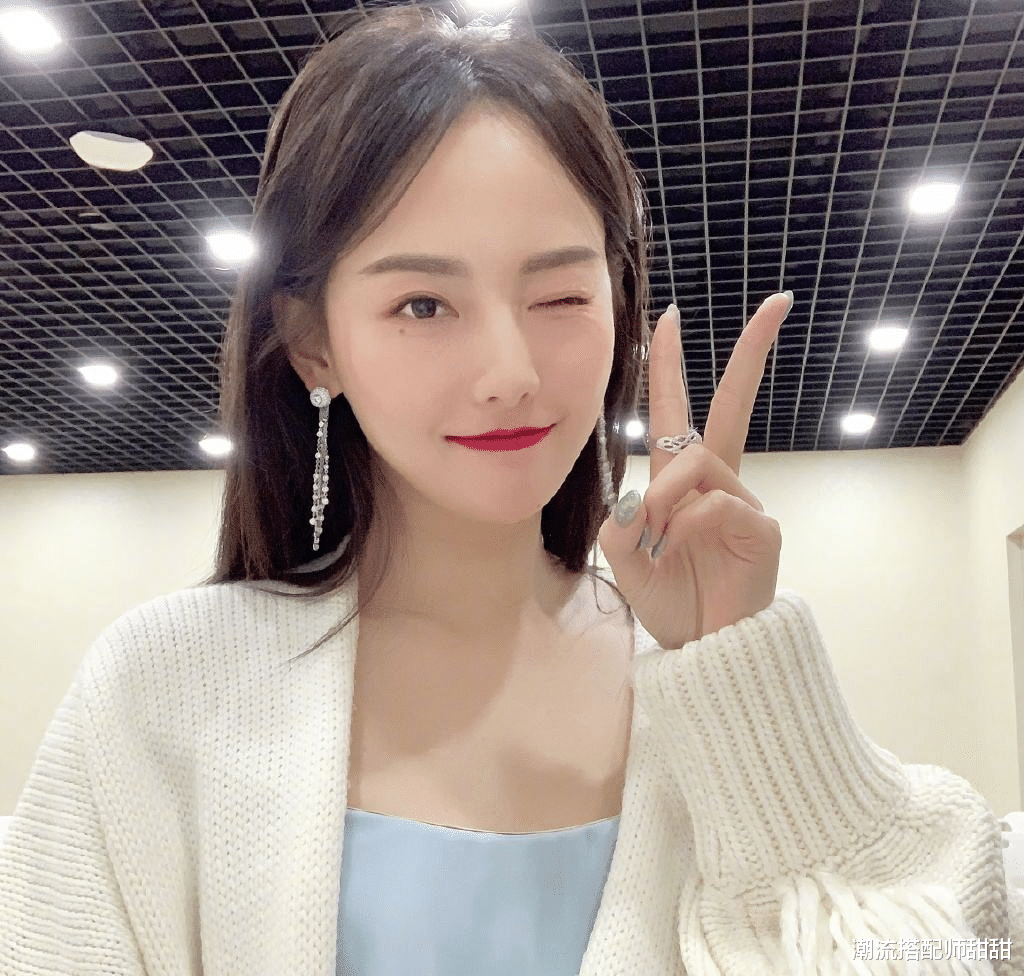 穿衣搭配 张嘉倪这妆容真挺不干净，显得眼睛小还有点妖精感，一般人别尝试