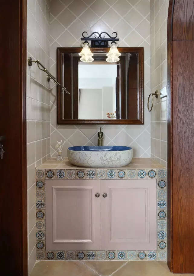 砖砌的洗手台,比千篇一律的成品好看太多,防水又耐用