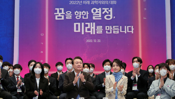 京东 韩国第一夫人真成劳模了？换新发型亮相又把人惊艳，挡不住少女感
