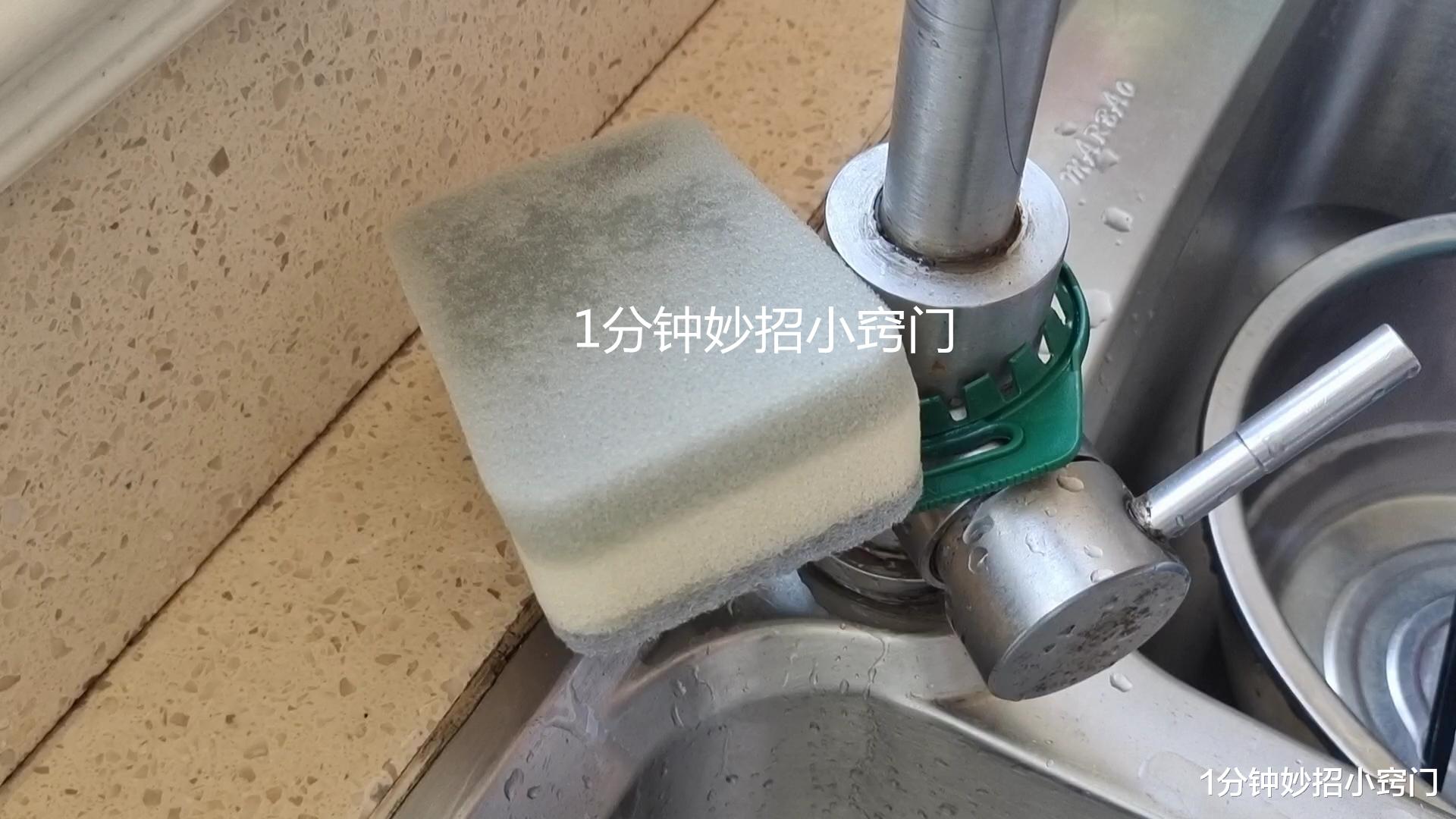 洗碗池上放一个油桶提手,作用太妙了,现在才知道,既方便又实用