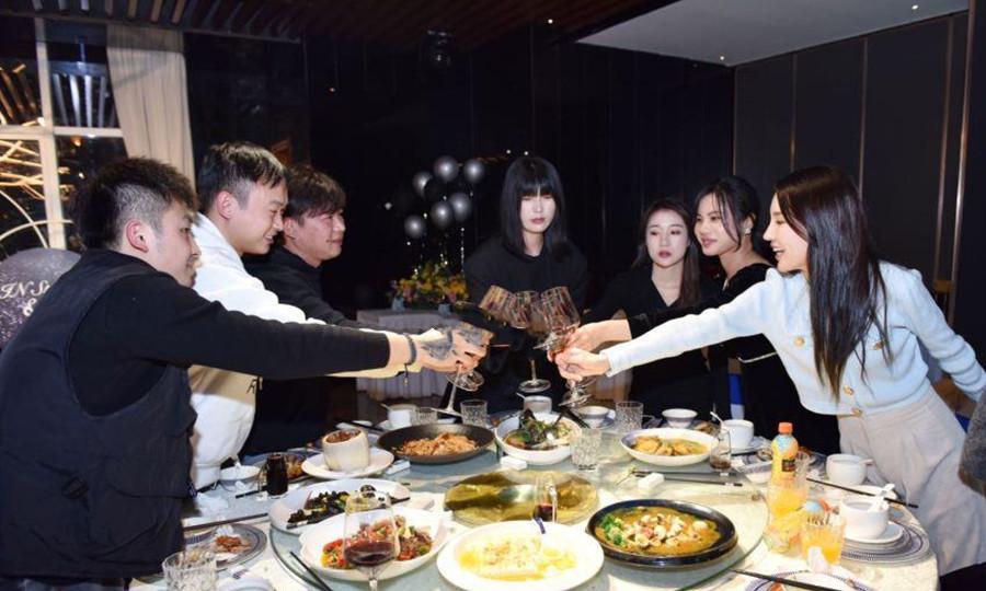 案例:女教师醉酒被3同事“捡尸”,事后染HIV引发血案