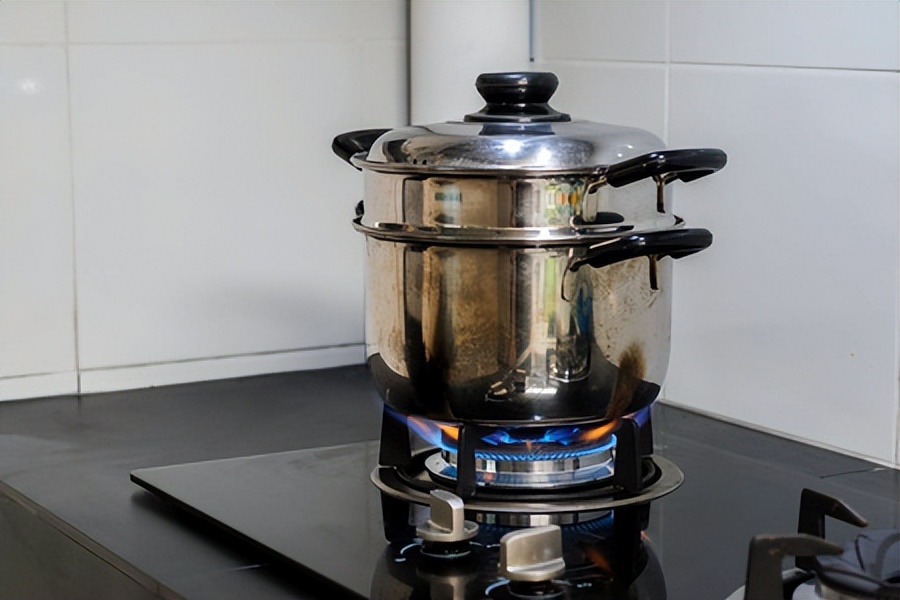 不锈钢锅“发黄发黑”怎么办?别担心,一抹一擦,锅底焕然一新