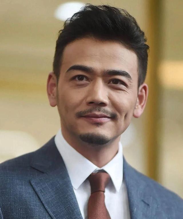 发型 男人过了40岁，少留这2种“油腻发型”，多剪另外3种，清爽更有型