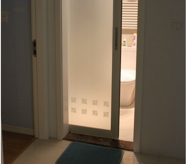 卫生间门还是内推门好,我家装了推拉门,才用半年就脱轨了!