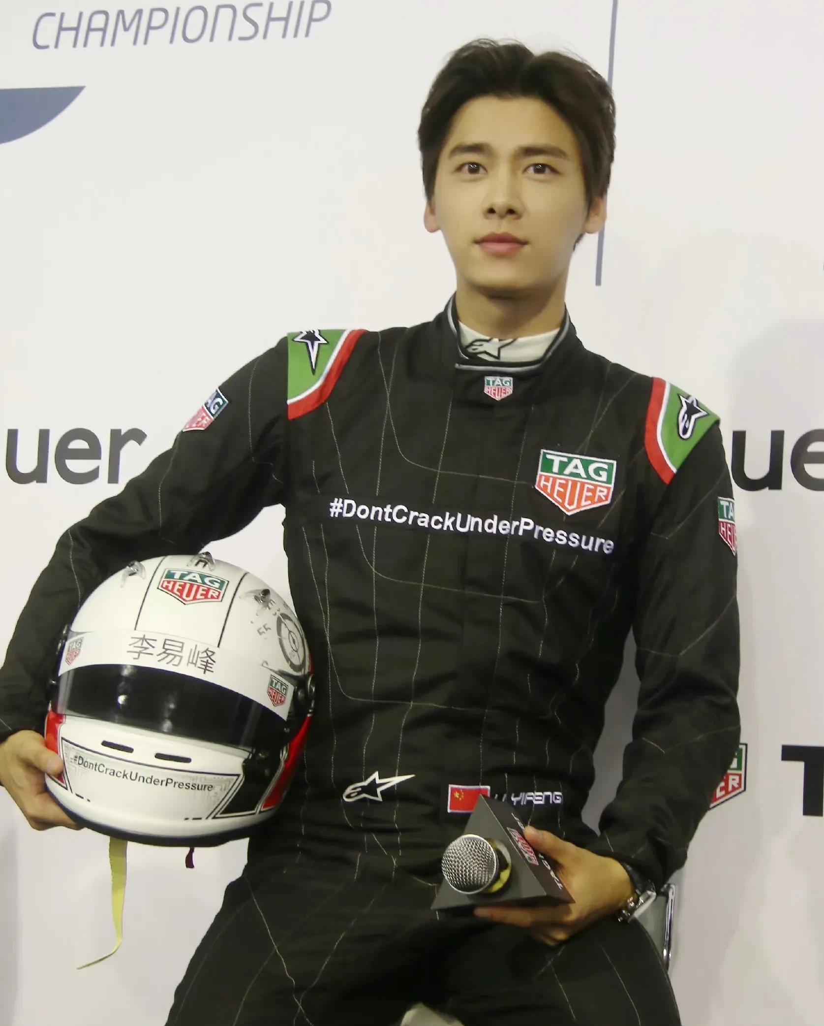 王一|男明星赛车服造型：肖战罗云熙让人惊艳，看到王一博不愧是你