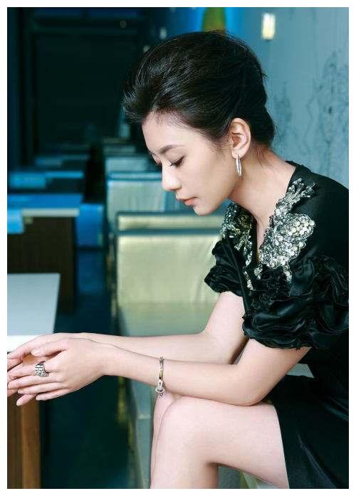 贾静雯|48岁贾静雯新剧尺度大！与小9岁男主拍“床戏”，男方性感撩人