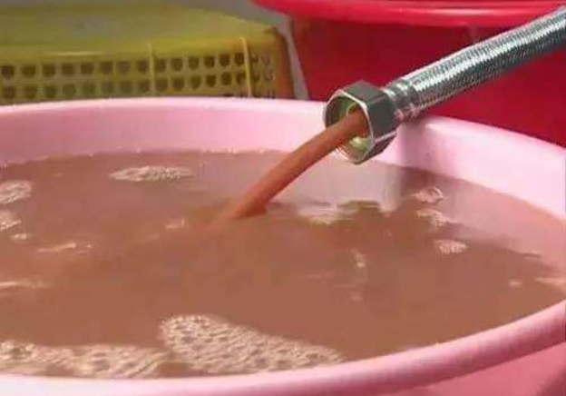 热水器长期不清理水比马桶还脏?老师傅教一招,干净的像纯净水!