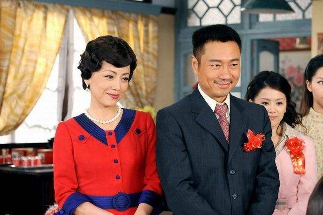 黎耀祥|黎耀祥和邓萃雯罕见同框！女方盘头身材丰腴，男方眉飞色舞特开心