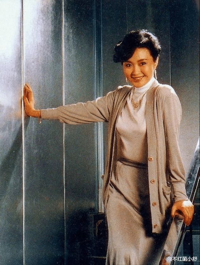 方舒|与洪屠刚离婚后，方舒的时尚按了暂停键，如今64岁成“沧桑大妈”