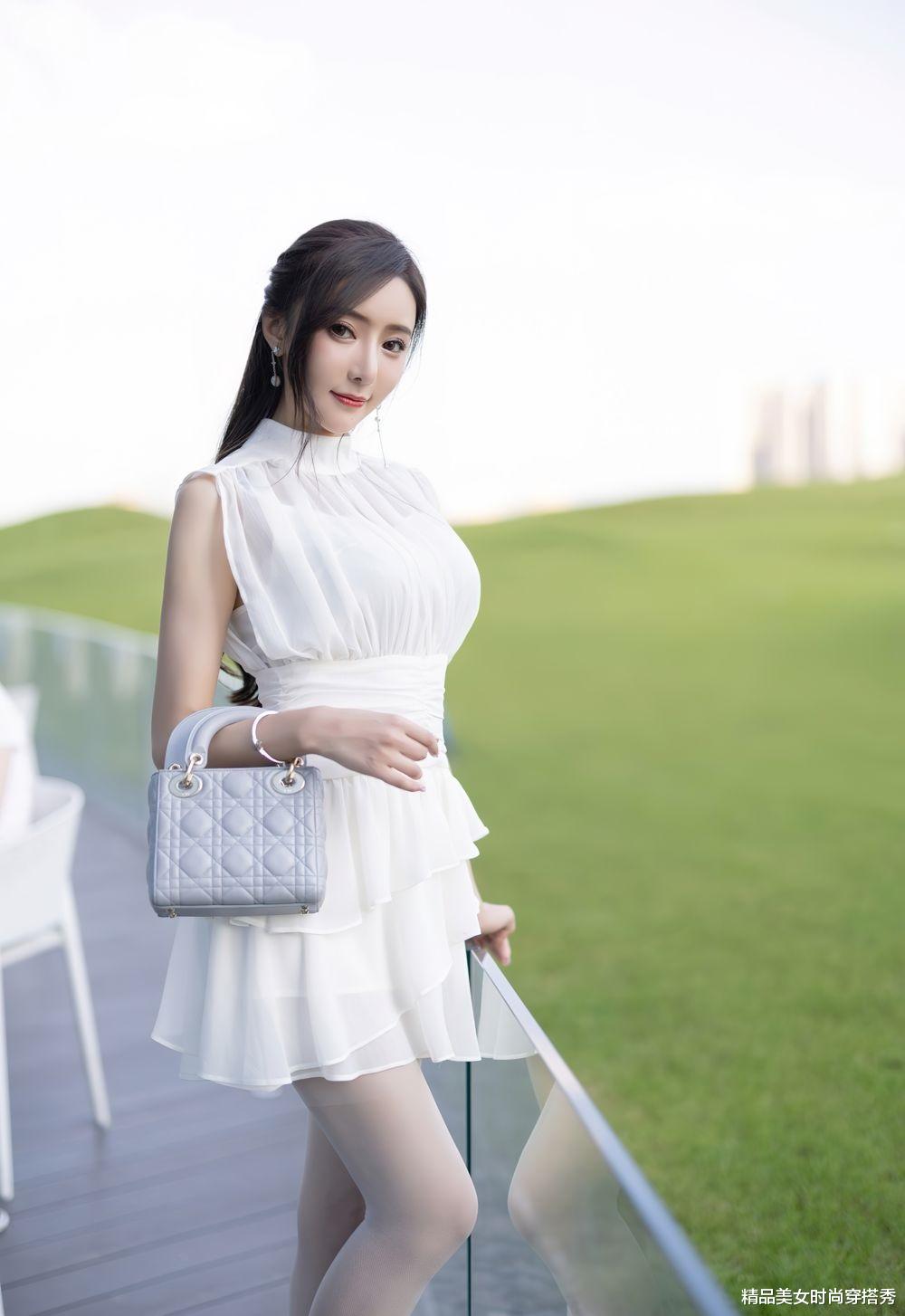 一条设计感满满的小白裙，兼顾上班和约会，让你日常通勤两不误