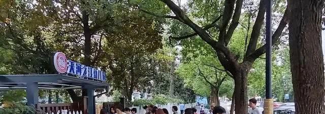 女子穿瑜伽裤接孩子,男家长频频回头偷窥