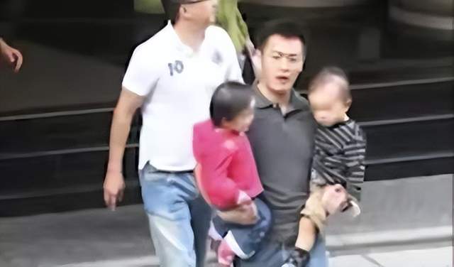 刘銮雄|刘銮雄甘比13岁女儿罕露面，手捧鲜花笑容甜美，超高颜值太抢眼