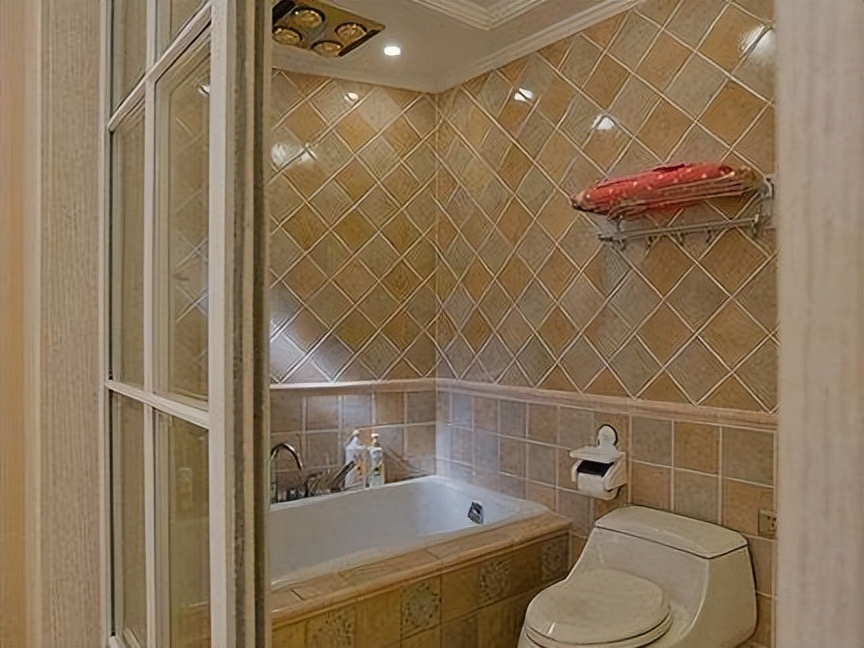 卫生间门选折叠、平开还是推拉式更耐用?一线装修师傅吐真言!