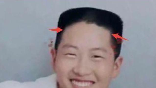 |孙卓小学照曝光,比同班孩子老成,锅铲头亮了,网友:祖传头型?