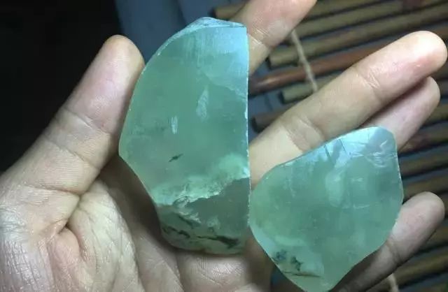 翡翠|小伙花5000买的翡翠原石，一刀切开后笑得合不拢嘴！