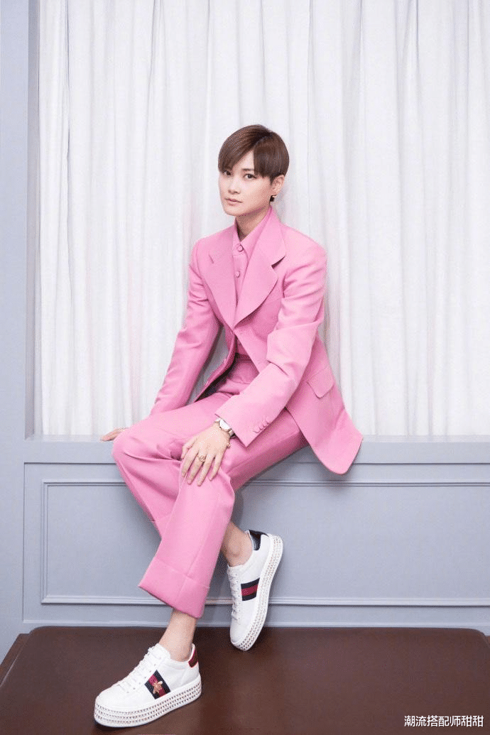 时尚搭配|李宇春这造型是得罪人了吗,中性服装搭配锅盖头,画眼线却显眼小