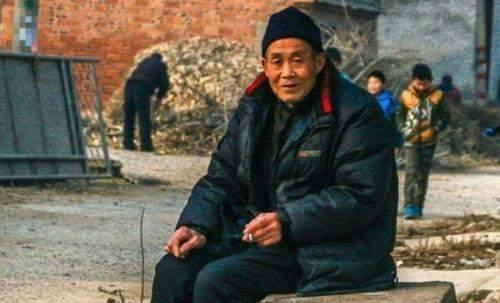 老农500万卖掉祖传宝刀，专家愤怒指责，老农：你们无权干涉