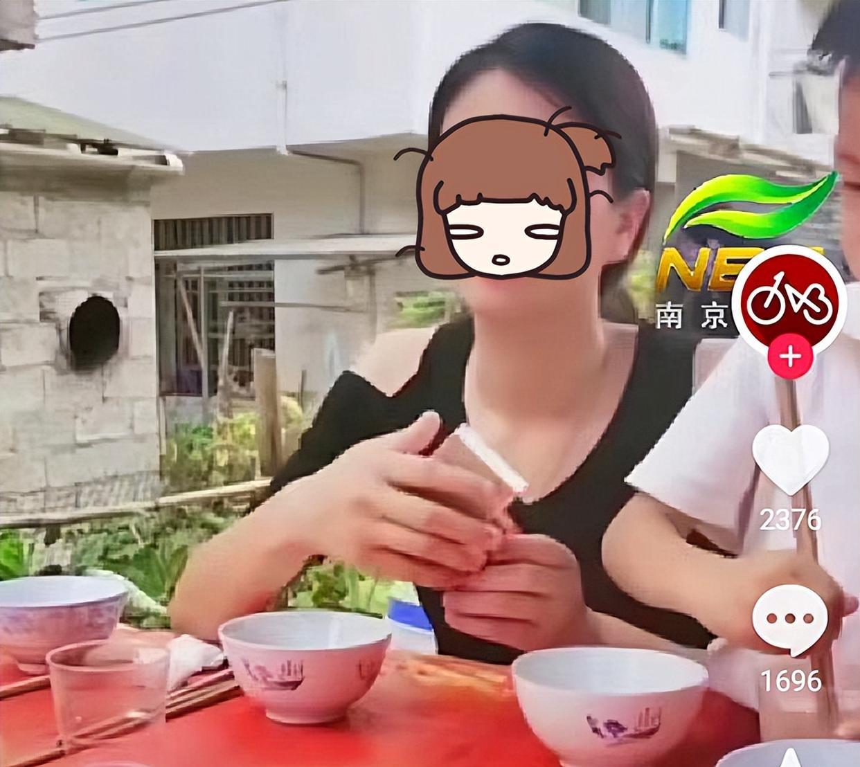 女子吃席,看到两包香烟,女子:我随礼多,两包香烟归我了