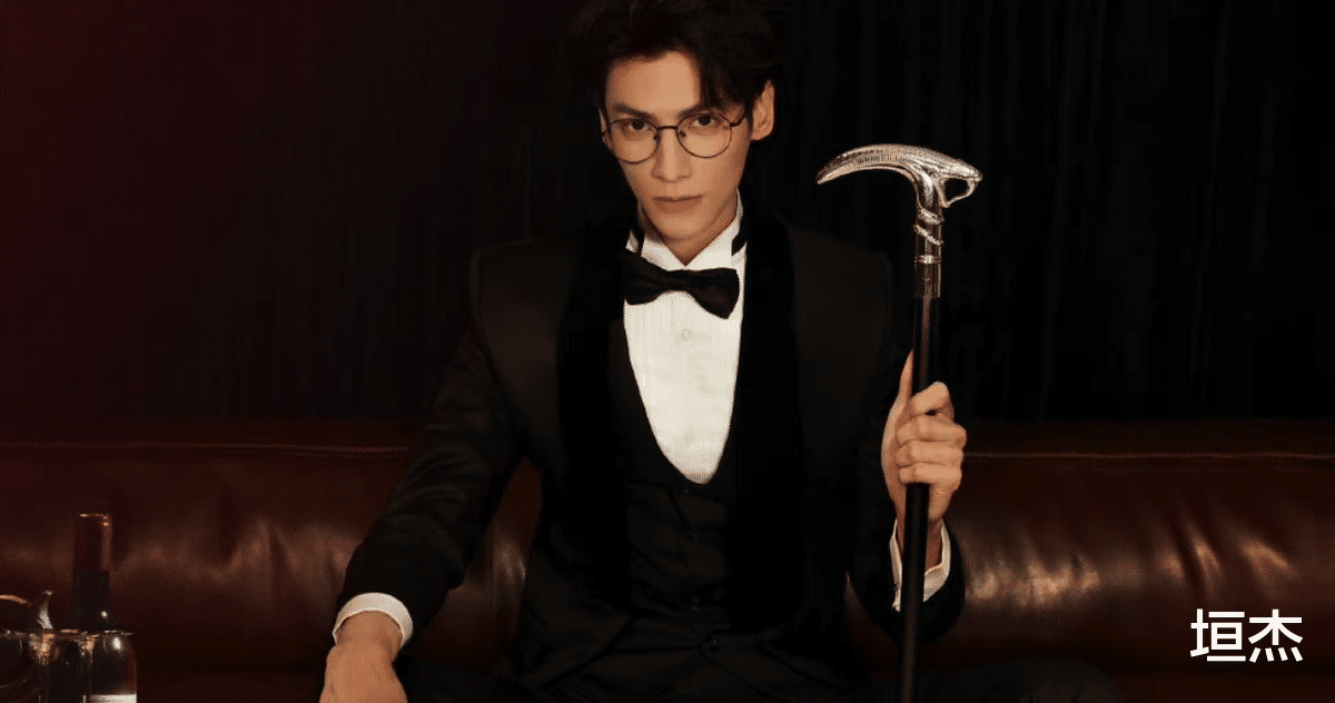 王一博|戴眼镜也好看的18位男星:肖战斯文、王一博惊艳、杨洋冷峻