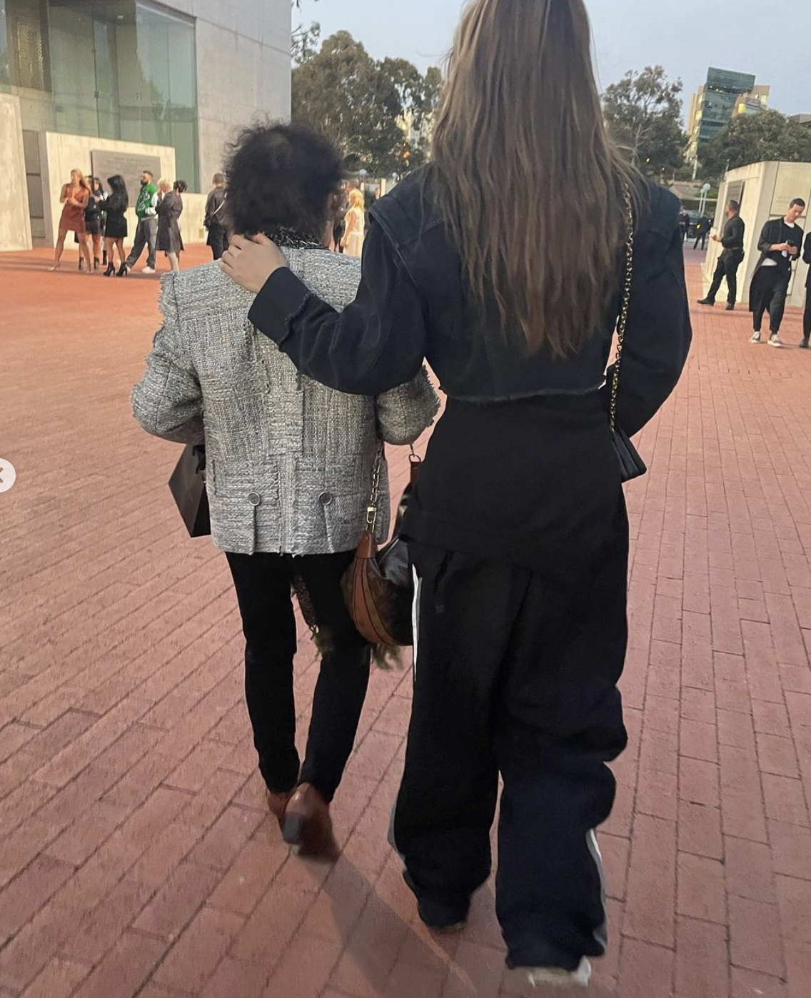 谷爱凌|谷爱凌不忘本职！时隔三个月重返雪场太帅气，晒姥姥新照太温馨