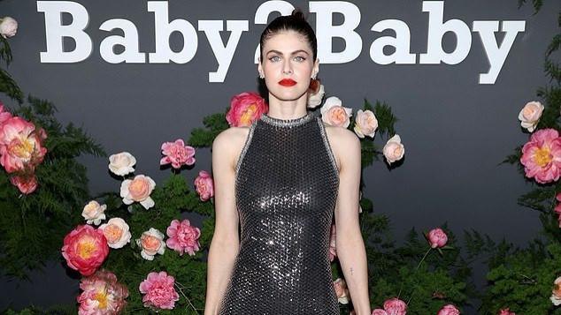 达里奥|36岁达达里奥罕见赤身出镜，泡室外温泉享美景，肩宽腰细很紧致