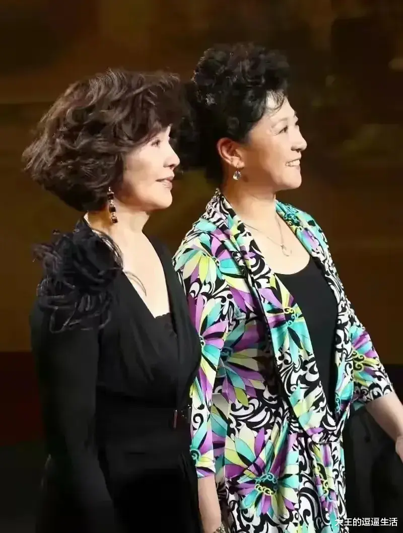 |78岁归亚蕾和72岁王馥荔老戏骨同框!优雅老去却美得从容大气,穿搭端庄典雅