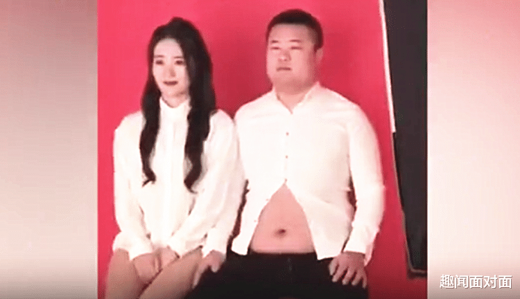 辽宁一对情侣拍结婚证,壮汉被迫穿上“露脐装”太滑稽,女友全程憋着笑