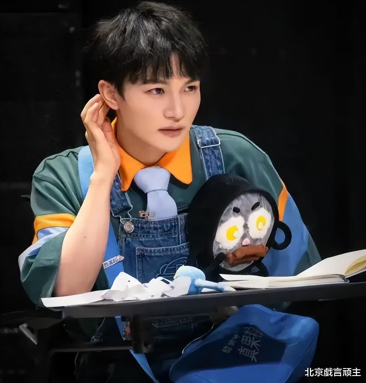 周深|乐坛劳模周深疯狂刷屏,网曝加盟全新综艺,嘉宾阵容吊足歌迷胃口