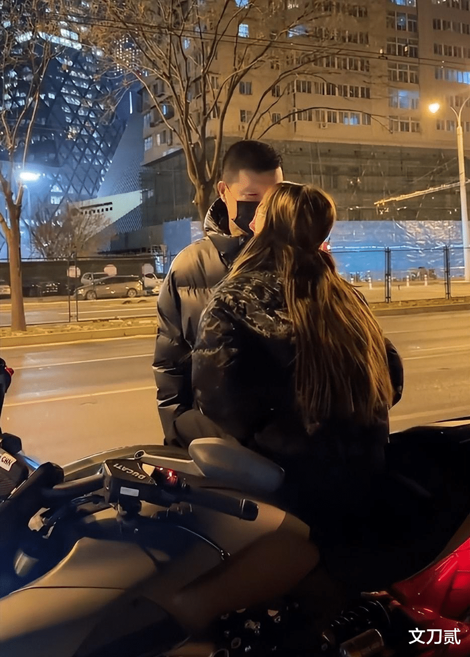 官宣|27岁千万网红找个52岁“爹系”男友，霸气官宣：姐喜欢就处了