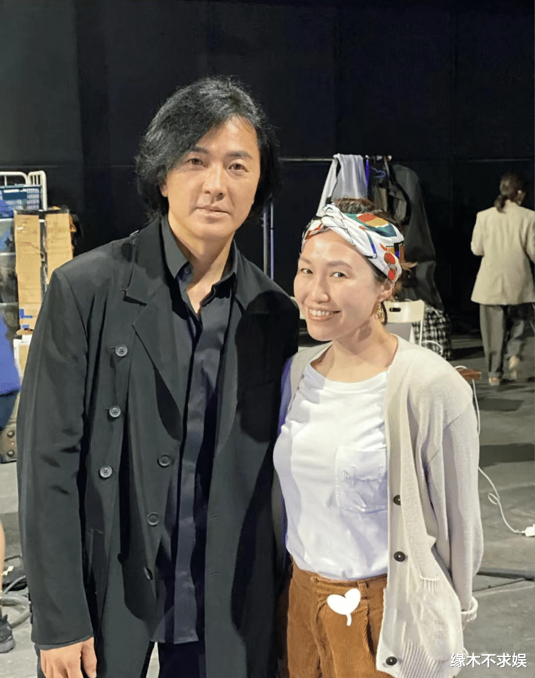 郑伊健|55岁郑伊健宣传新电影，皮肤黝黑变化大，丁克多年引争议