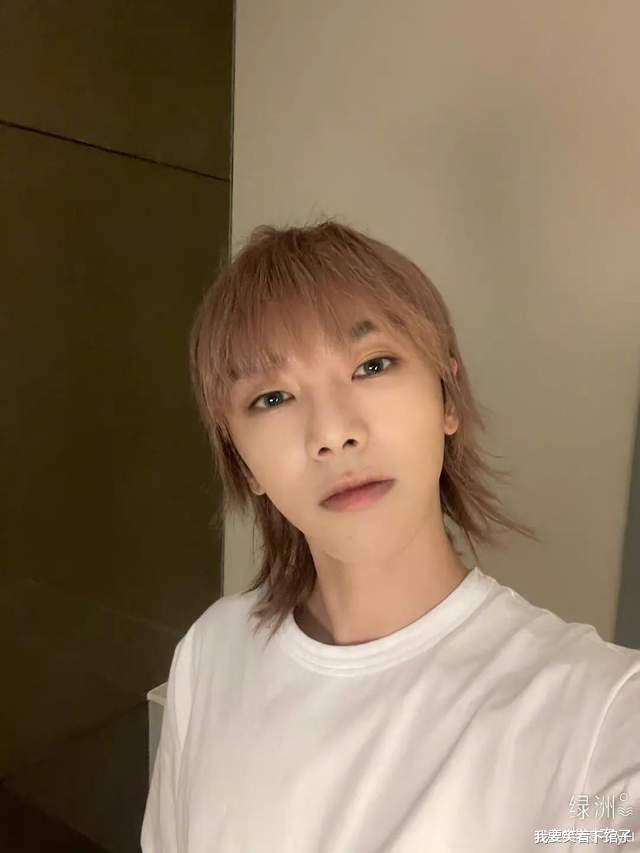 华晨宇|华晨宇与王悦伊染情侣发色用情侣头像，网友：华晨宇你闺女早产你知道吗？