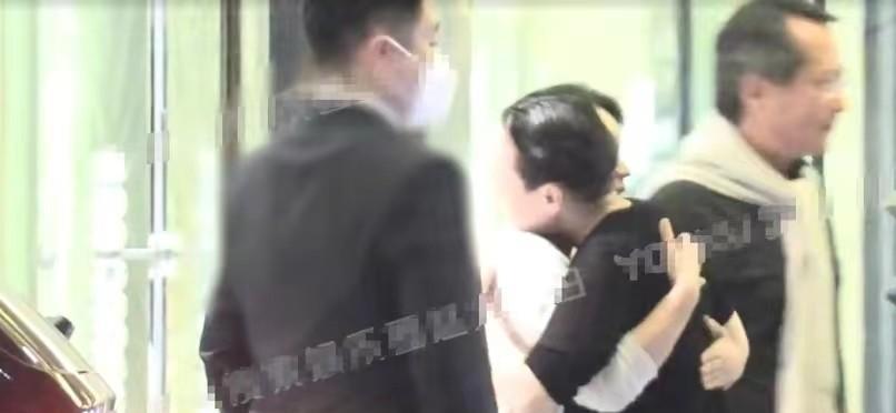 宋丹丹 陈好携富豪老公聚会，老公造型别致太个性，宋丹丹油头黑衣像爷们