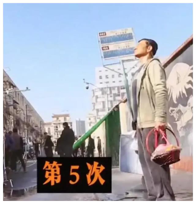 刘德华|刘德华拍戏遭围观!现场双手合十向粉丝致谢,粉丝全程尖叫太疯狂