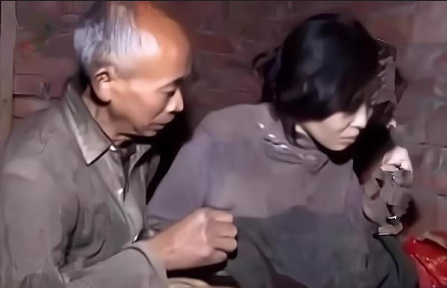 1995年,四川懒汉花120元买来女大学生,和牲口关了17年后疯了