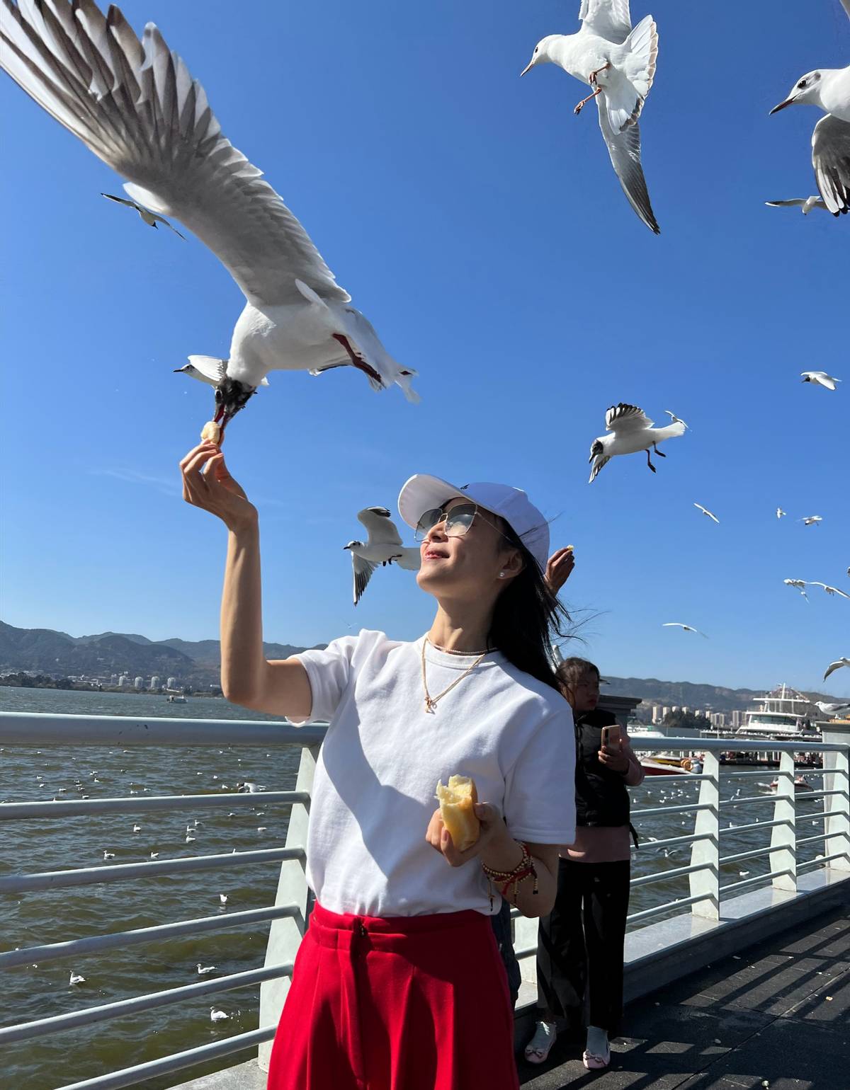 张静初|张静初晒睡醒素颜，打坐吃素难掩脸部臃肿，网友却调侃无戏可拍