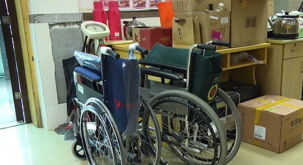17年,上海老人偶遇摆摊夫妻,好心提供住宿,女子却非要与其结婚
