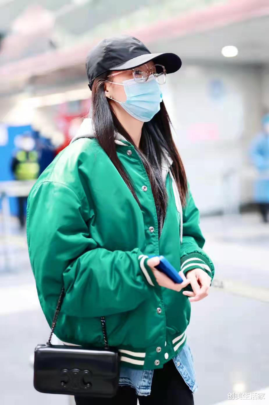 李沁|李沁绿色夹克叠穿连帽牛仔开衫配黑色瘦腿裤,清爽时尚又高级