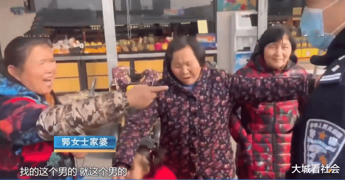 被家暴赶出门?女子路边哭诉丈夫打她,被反怼给3个月婴儿喂瓜子
