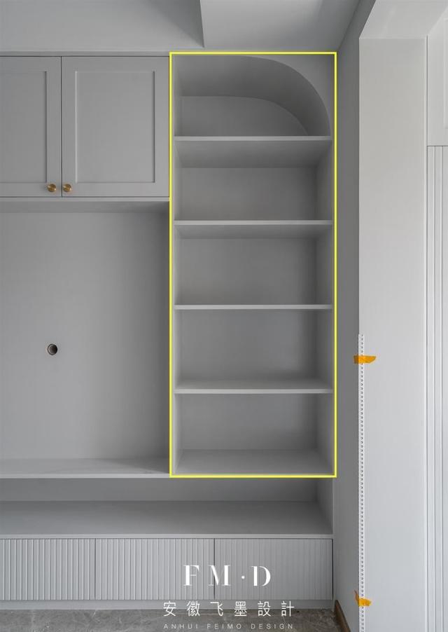 冰箱放厨房还是餐厅?聪明人都懂,放客厅与电视墙组合,功能翻倍