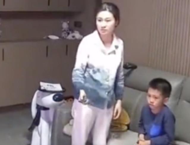 父母惩罚儿子看通宵电视，孩子睡着被叫醒，网友：父母是个狠人