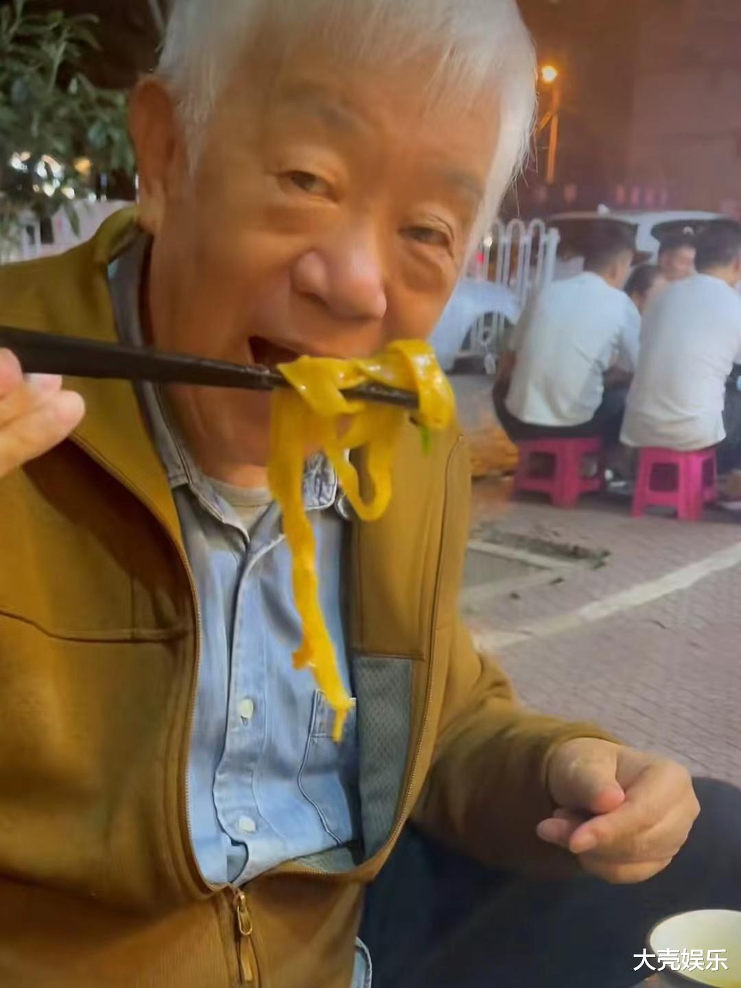 路边摊|80岁演员高明带孙女吃路边摊,老年生活很幸福,儿媳透露不再拍戏
