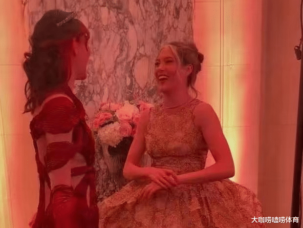 华谊兄弟|谷爱凌参加巴黎舞会,赤脚合照咧嘴大笑,与王室公主同框气质不输