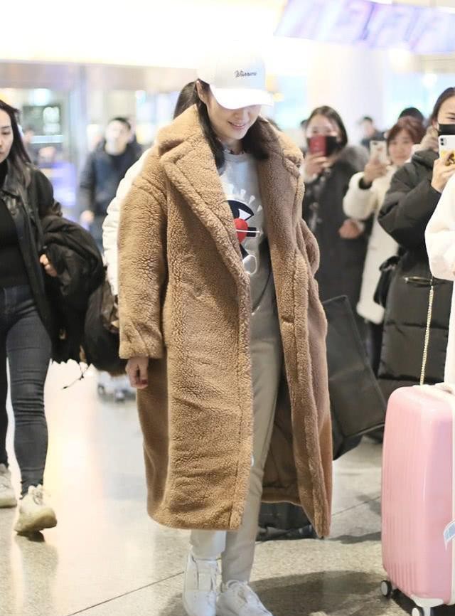 泰迪|周涛素颜机场照曝光，穿泰迪大衣臃肿又显胖，全靠气质撑起